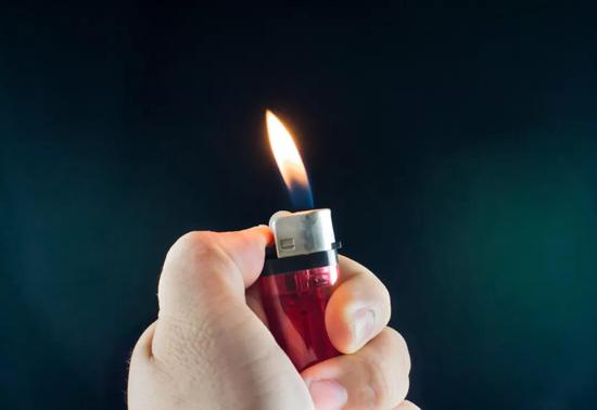 打火機(jī)的點(diǎn)火裝置使用了壓電陶瓷（圖片來源：veer圖庫）